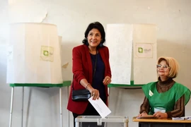 Ứng cử viên Salome Zurabishvili (trái) bỏ phiếu tại một địa điểm bầu cử ở Tbilisi ngày 28/10. (Ảnh: AFP/TTXVN)