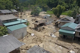 Bản Qua, xã Quang Chiểu, huyện Mường Lát, tỉnh Thanh Hóa tan hoang với gần 30 ngôi nhà bị sập và hư hỏng nặng vì bùn đất trong đợt lũ quét hồi tháng Tám. (Ảnh: Đạt Quyết/TTXVN)