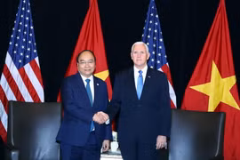 Thủ tướng Nguyễn Xuân Phúc gặp song phương Phó Tổng thống Mỹ Mike Pence. (Ảnh: Thống Nhất/TTXVN)