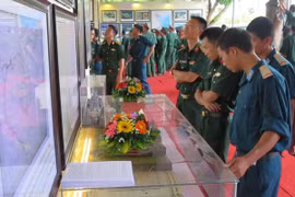 Các đại biểu, lực lượng vũ trang tham quan triển lãm về Hoàng Sa, Trường Sa của Việt Nam. (Nguồn: TTXVN)
