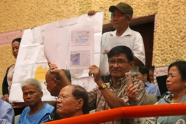 Người dân đem theo bản đồ quy hoạch Khu đô thị mới Thủ Thiêm đến chất vấn Đoàn đại biểu Quốc hội thành phố. Ảnh: Trần Xuân Tình - TTXVN