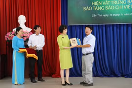 Lễ tiếp nhận hiện vật, tài liệu, hình ảnh trưng bày tại buổi lễ. (Ảnh: Ngọc Thiện/TTXVN)