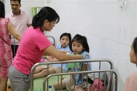 Bệnh nhân được điều trị tại Trung tâm Y tế thành phố Ninh Bình. (Ảnh: Ninh Đức Phương/TTXVN)