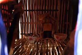 Bát than hồng đặt trên ban thờ trong lễ xin thần lửa. (Ảnh: Phan Tuấn Anh/TTXVN)