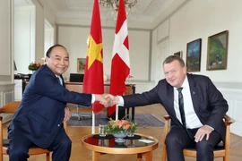 Thủ tướng Nguyễn Xuân Phúc và Thủ tướng Đan Mạch Lars Løkke Rasmussen chụp ảnh chung trước khi hội đàm. (Ảnh: Thống Nhất/TTXVN)