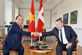 Thủ tướng Nguyễn Xuân Phúc và Thủ tướng Đan Mạch Lars Løkke Rasmussen chụp ảnh chung trước khi hội đàm. (Ảnh: Thống Nhất/TTXVN)