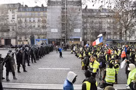 Cảnh sát giữ trật tự trong cuộc biểu tình 'Áo vàng' tại Paris, Pháp ngày 8/12/2018. (Ảnh: THX/TTXVN)
