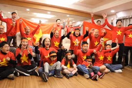 Niềm vui của người hâm mộ đội tuyển Việt Nam tại Hàn Quốc. (Ảnh: Mạnh Hùng/Vietnam+)