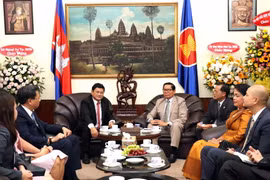 Ông Huỳnh Cách Mạng, Phó Chủ tịch Ủy ban nhân dân Thành phố Hồ Chí Minh (trái) chúc mừng ông Im Hen, Tổng lãnh sự Campuchia tại Thành phố Hồ Chí Minh (phải) nhân kỷ niệm 65 năm Ngày Độc lập Campuchia. (Ảnh: Xuân Khu/TTXVN)