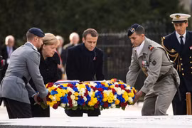 Tổng thống Pháp Emmanuel Macron và Thủ tướng Đức Angela Merkel tham dự buổi lễ tại khu rừng Rethondes. (Nguồn: EPA)