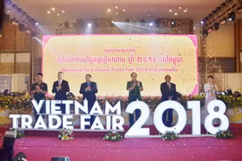Các đại biểu bấm nút khai mạc Hội chợ. (Ảnh: TTXVN)
