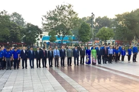 Lãnh đạo thành phố Hà Nội dâng hoa Tượng đài V.I Lenin, Công viên Lenin. (Ảnh: Nguyễn Văn Cảnh/TTXVN)