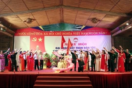 Người dân xóm Mỹ Hào biểu diễn văn nghệ tại Ngày hội Đại đoàn kết toàn dân tộc. (Ảnh: Thu Hằng/TTXVN)