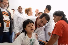 Bác sỹ Cuba đang khám bệnh. (Nguồn: Getty Images)
