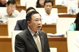 Đại biểu Quốc hội tỉnh Bến Tre Lưu Bình Nhưỡng chất vấn các thành viên Chính phủ. (Ảnh: Văn Điệp/TTXVN)