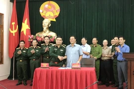 Quang cảnh lẽ ký biên bản bàn giao giữa Bộ Quốc phòng về Ủy ban Nhân dân thành phố Hải Phòng. (Ảnh: An Đăng/TTXVN)