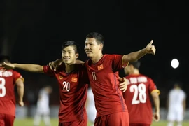 Phan Văn Đức nâng tỷ số cho đội tuyển Việt Nam lên 2-1 vào đầu hiệp 2 trận lượt đi Philippines và Việt Nam. (Ảnh: Hoàng Linh/TTXVN)