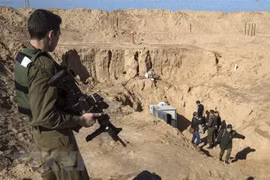 Binh sỹ Israel gác bên ngoài lối vào đường hầm nối Palestine với Israel tại khu vực Kissufim bên phía Israel ngày 18/1. (Nguồn: AFP/TTXVN)
