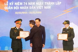 Hội người Việt Nam tại Cộng hòa Séc tặng giấy khen cho hai Chi hội Cựu chiến binh tại Brno và Plzen. (Ảnh: Hồng Kỳ/Vietnam+)