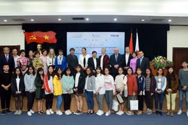 Các thí sinh đạt giải cuộc thi cùng các đại biểu tại buổi lễ. (Ảnh: Hoàng Hùng/TTXVN)