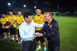 Bộ trưởng Bộ Văn hóa Thể thao và Du lịch Nguyễn Ngọc Thiện và huấn luyện viên trưởng đội tuyển bóng đá Việt Nam Park Hang-Seo. (Ảnh: Trọng Đạt/TTXVN)