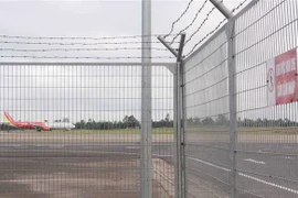 Máy bay VJ 356 bị sự cố nằm giữa đường băng. (Ảnh: Phạm Cường/TTXVN)