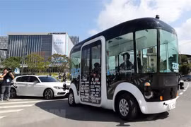 Xe buýt tự lái Zero Shuttle chạy thử trên tuyến đường ở Seongnam, Hàn Quốc ngày 4/9. (Ảnh: Yonhap/TTXVN)
