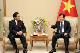 Phó Thủ tướng Trịnh Đình Dũng tiếp Thống đốc tỉnh Kanagawa (Nhật Bản), ông Yuji Kuroiwa. (Ảnh: Văn Điệp/TTXVN)