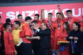 Thủ tướng Nguyễn Xuân Phúc trao huy chương vô địch AFF Suzuki Cup 2018 cho thủ môn Đặng Văn Lâm và các cầu thủ đội tuyển Việt Nam. (Ảnh: Trọng Đạt/TTXVN)