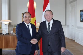 Thủ tướng Nguyễn Xuân Phúc và Thủ tướng Đan Mạch Lars Løkke Rasmussen. (Ảnh: Thống Nhất/TTXVN)