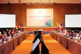 Buổi tọa đàm về giới và nhận thức của giới truyền thông trong chuỗi các sự kiện hướng tới Hội nghị Bộ trưởng Phụ nữ ASEAN lần thứ 3. (Ảnh: Anh Tuấn/TTXVN)