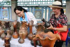 Gốm truyền thống Bàu Trúc của người Chăm ở Ninh Thuận thu hút du khách đến tham quan, mua sắm. (Ảnh: Công Thử/TTXVN)