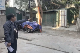 Diện tích đất bị một số đối tượng chiếm dụng xây nhà ở tạm trái phép. (Ảnh: Nguyễn Hoàng/TTXVN)