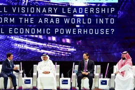 Thái tử Saudi Arabia Muhammad Bin Salman (phải) và các quan chức dự Hội nghị Sáng kiến đầu tư tương lai (FII) diễn ra tại thủ đô Riyadh ngày 24/10/2018. (Ảnh: THX/TTXVN)