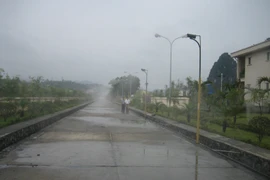 Phun nước xung quanh Nhà máy hạn chế bụi phát tán các khu dân cư. (Nguồn: Vinacomin)