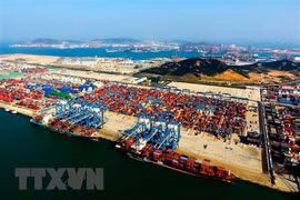 Hàng hóa được xếp tại cảng ở Thanh Đảo, tỉnh Sơn Đông, Trung Quốc. (Ảnh: THX/TTXVN)