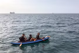 Người di cư trong hành trình vượt eo biển Manche từ Pháp tới Anh ở ngoài khơi bờ biển Calais, Pháp ngày 4/8/2018. (Ảnh: AFP/TTXVN)