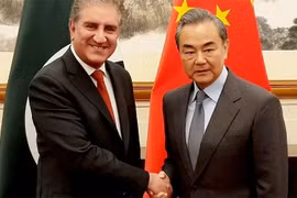 Bộ trưởng Ngoại giao Pakistan Shah Mahmood Qureshi và Bộ trưởng Ngoại giao Trung Quốc Vương Nghị. (Nguồn: Dawn)