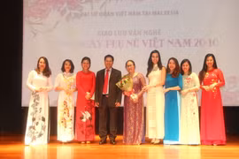 Đại sứ Lê Quý Quỳnh cùng các chị em tiêu biểu. (Ảnh: Hoàng Nhương/Vietnam+)