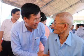 Ông Võ Văn Thưởng thăm hỏi người dân xã Nghĩa Dũng, thành phố Quảng Ngãi. (Ảnh: Sỹ Thắng/TTXVN)