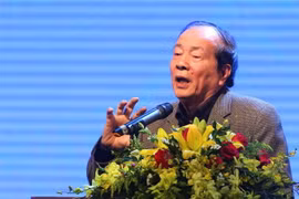 Nhà thơ Hữu Thỉnh, Chủ tịch Hội nhà văn Việt Nam phát biểu tham luận tại hội thảo. (Ảnh: Thanh Tùng/TTXVN)