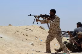 Binh sỹ Libya trong chiến dịch chống Tổ chức Nhà nước Hồi giáo (IS) tự xưng. (Nguồn: AFP/TTXVN)