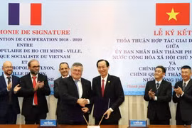 Ông Lê Thanh Liêm (phải) và ông Max Vincent ký Thỏa thuận hợp tác. (Ảnh: Xuân Khu/TTXVN)