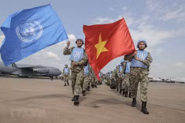 Các bác sỹ quân y Việt Nam giương cao hai lá cờ của Liên hợp quốc và Việt Nam tại sân bay quốc tế Juba, bắt đầu thực hiện nhiệm vụ gìn giữ hòa bình Liên hợp quốc tại Nam Sudan. (Ảnh: TTXVN phát)