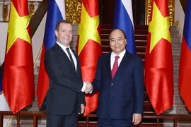 Thủ tướng Nguyễn Xuân Phúc chụp ảnh chung với Thủ tướng Liên bang Nga Dmitry Medvedev trước khi tiến hành hội đàm tại Văn phòng Chính phủ. (Ảnh: Thống Nhất/TTXVN)
