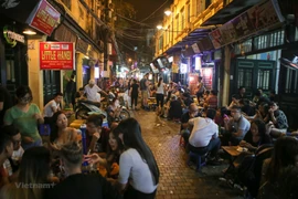 Phố Tạ Hiện luôn sôi động vào tất cả các ngày trong tuần, đặc biệt đông vào buổi tối với nhiều nhà hàng, bar hoạt động (Ảnh: Lê Minh Sơn/Vietnam+)