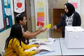 Cử tri bỏ phiếu tại một điểm bầu cử địa phương ở Shuafat ngày 30/10. (Ảnh: AFP/TTXVN)