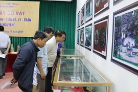 Khách tham quan gian trưng bày. (Ảnh: Ninh Đức Phương/TTXVN)