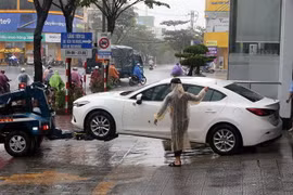 Các ôtô chết máy trên đường ngập nước được cứu kéo đưa về nơi sửa chữa trên đường Hà Huy Tập (Đà Nẵng). (Ảnh: Trần Lê Lâm/TTXVN)