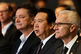 Chủ tịch Interpol Mạnh Hoành Vĩ (thứ 2, phải) dự Đại hội thế giới Interpol ở Singapore ngày 4/7/2017. (Ảnh: AP/TTXVN)